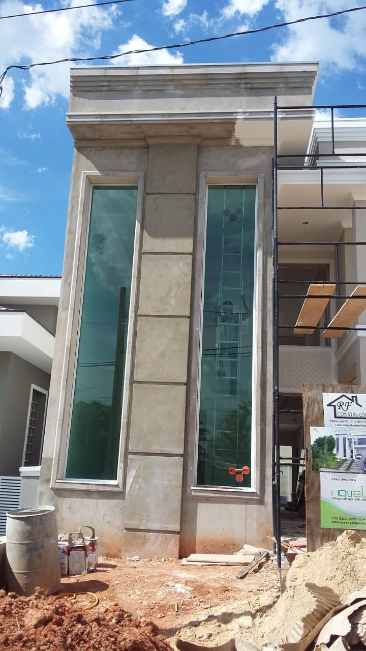 Antes — fachada em construção
