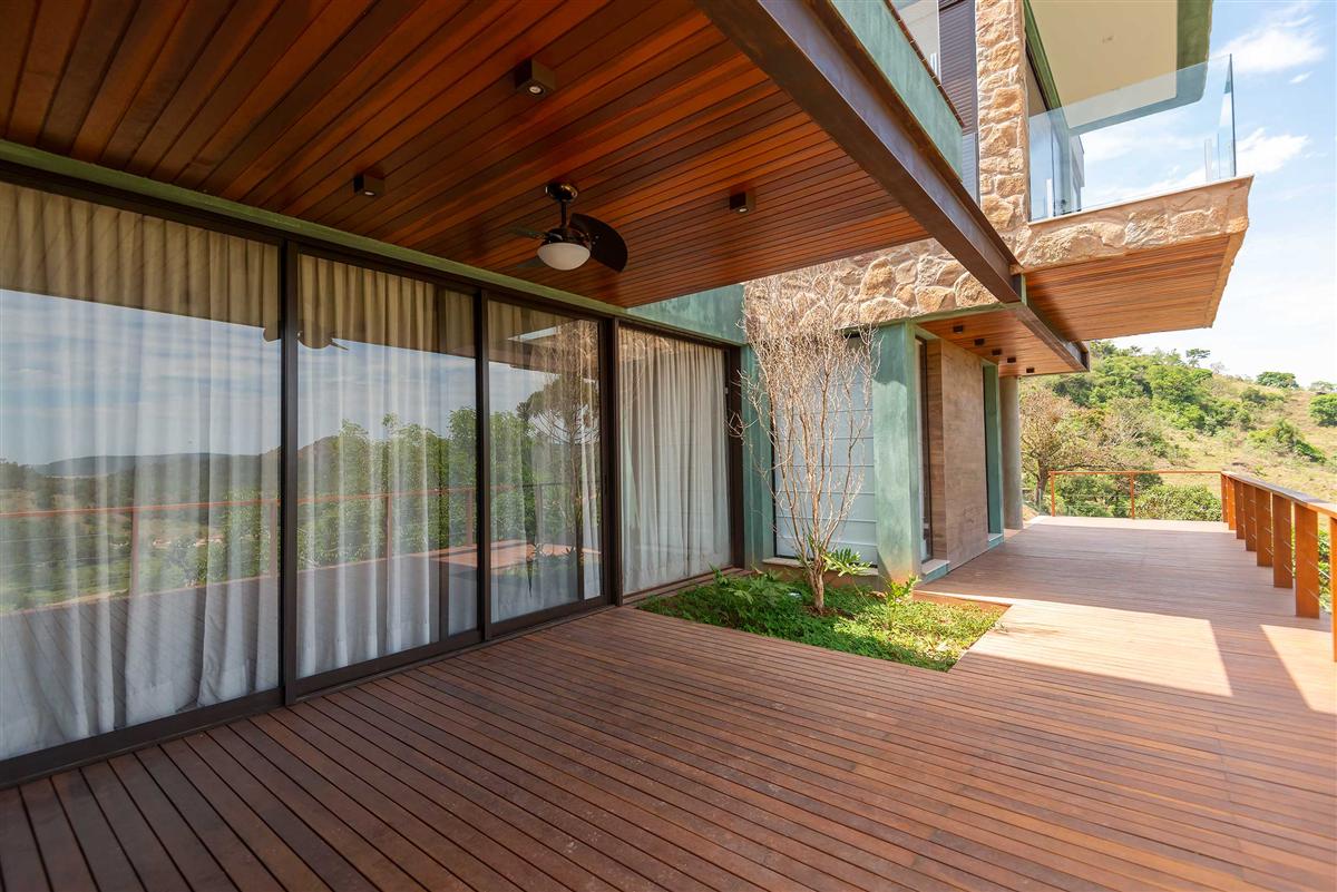 Janela sob medida — fachada residencial