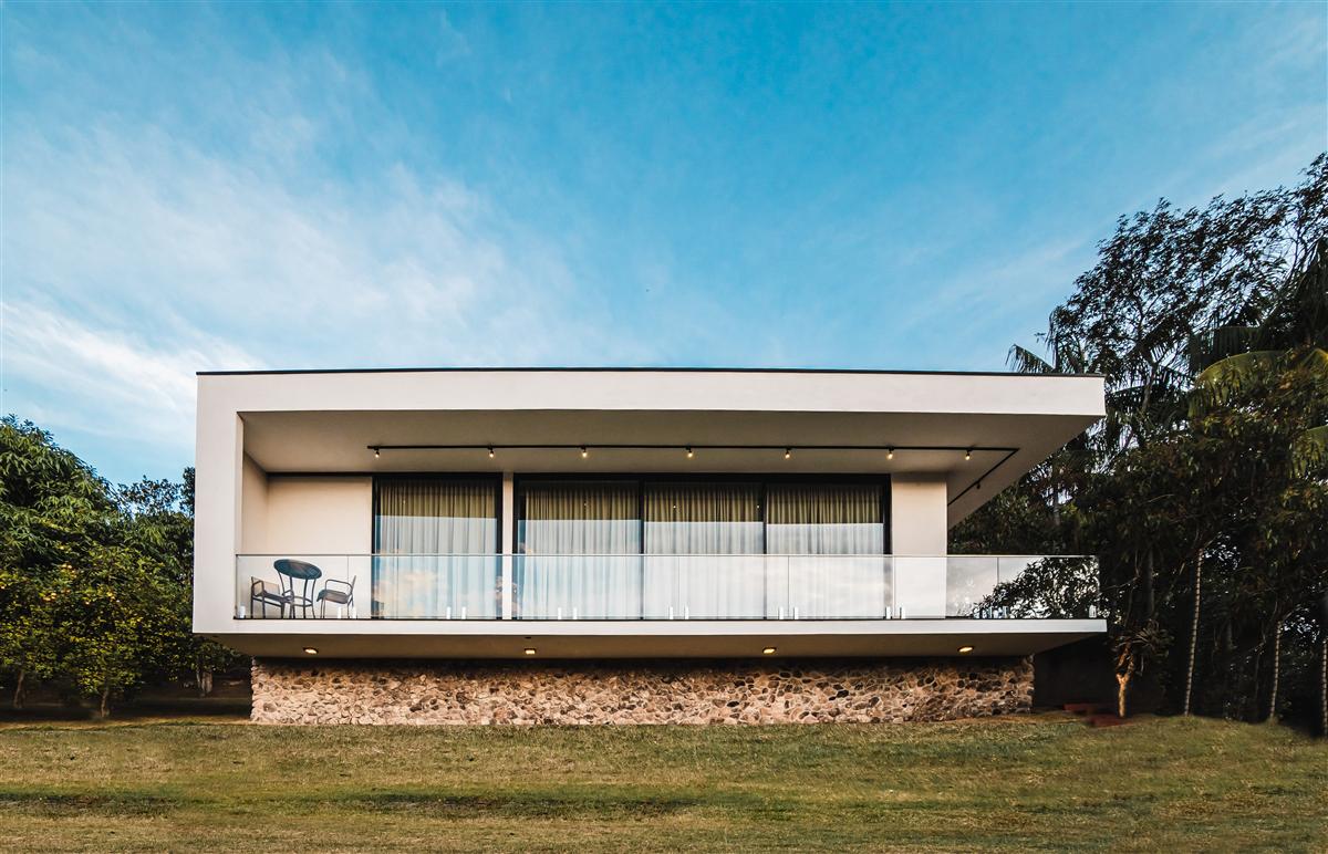 Fachada residencial — vidro e alumínio